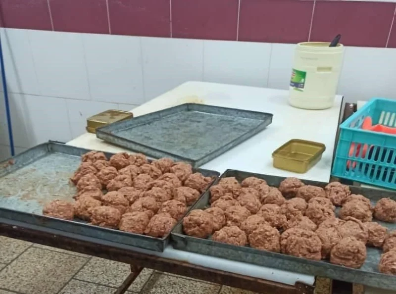 توضیح خودمونی خبر کشف خط تولید غیرمجاز همبرگر در شیراز